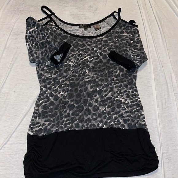 Cheetah print short sleeve shirt. Open on the shoulders, size medium - Picture 3 of 3